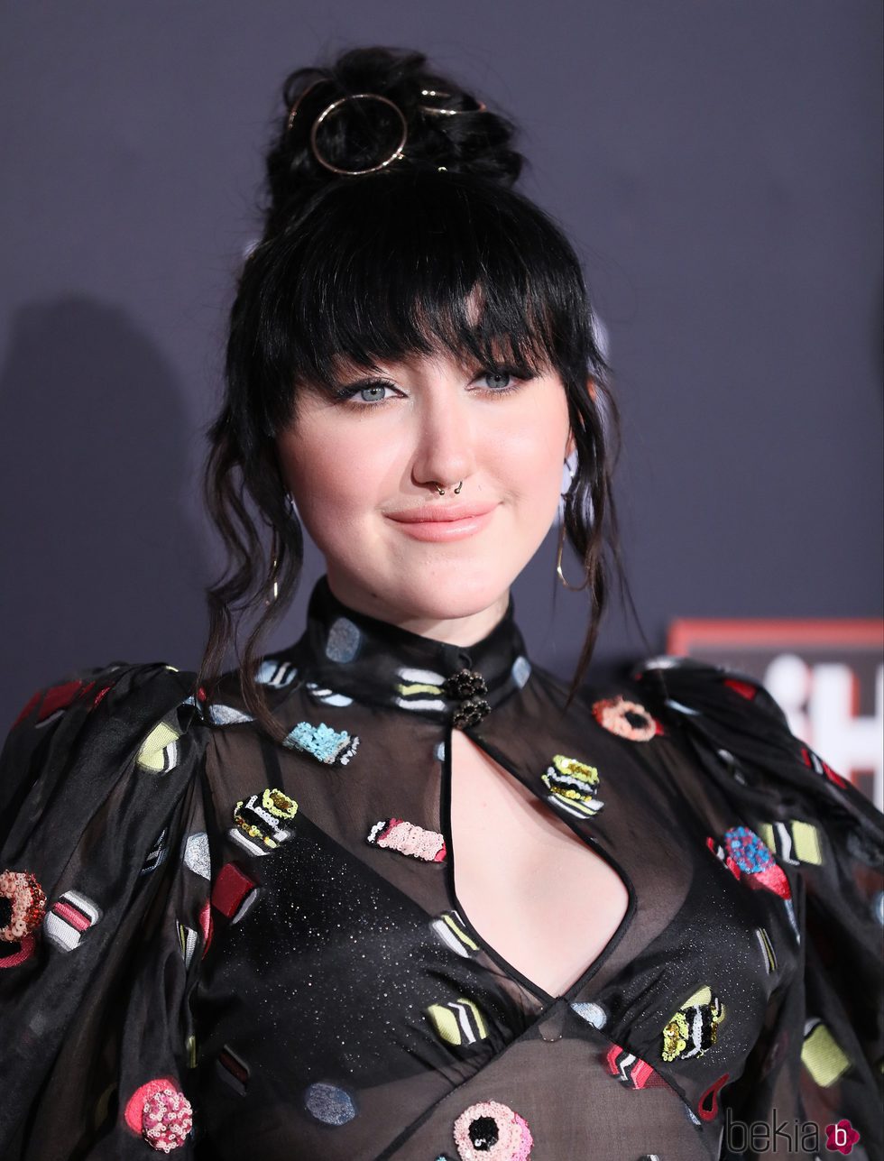 Noah Cyrus con un moño alto y flequillo