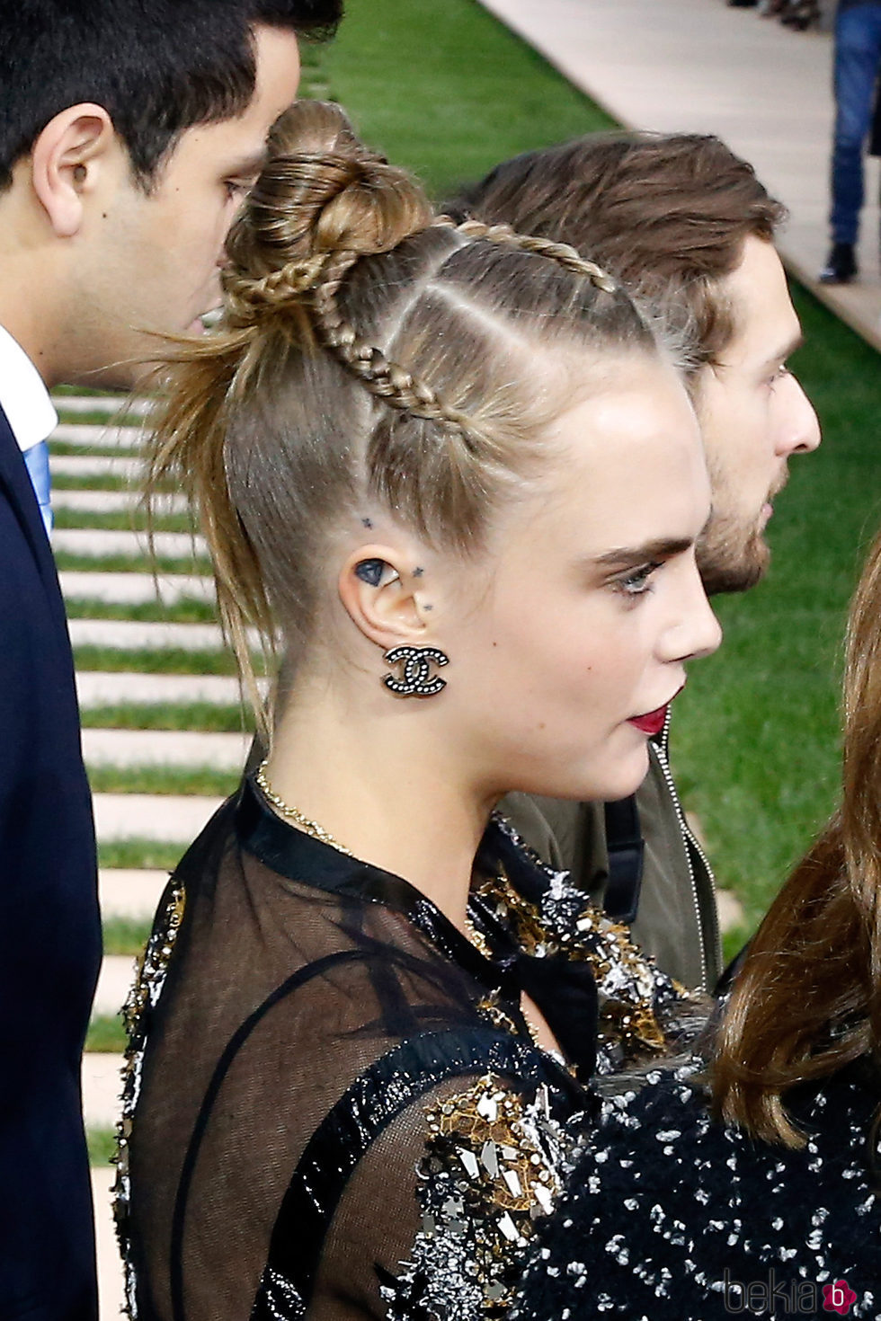 Cara Delevingne enrolla trenzas en su moño