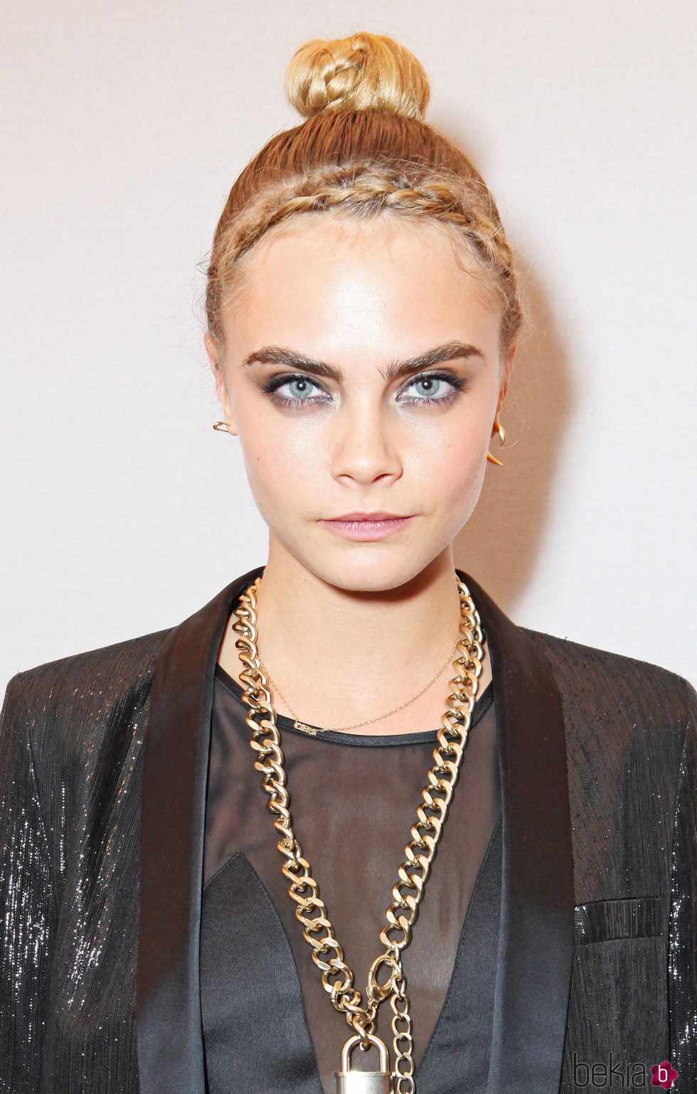 Cara Delevingne recoge su flequillo en una trenza en forma de diadema