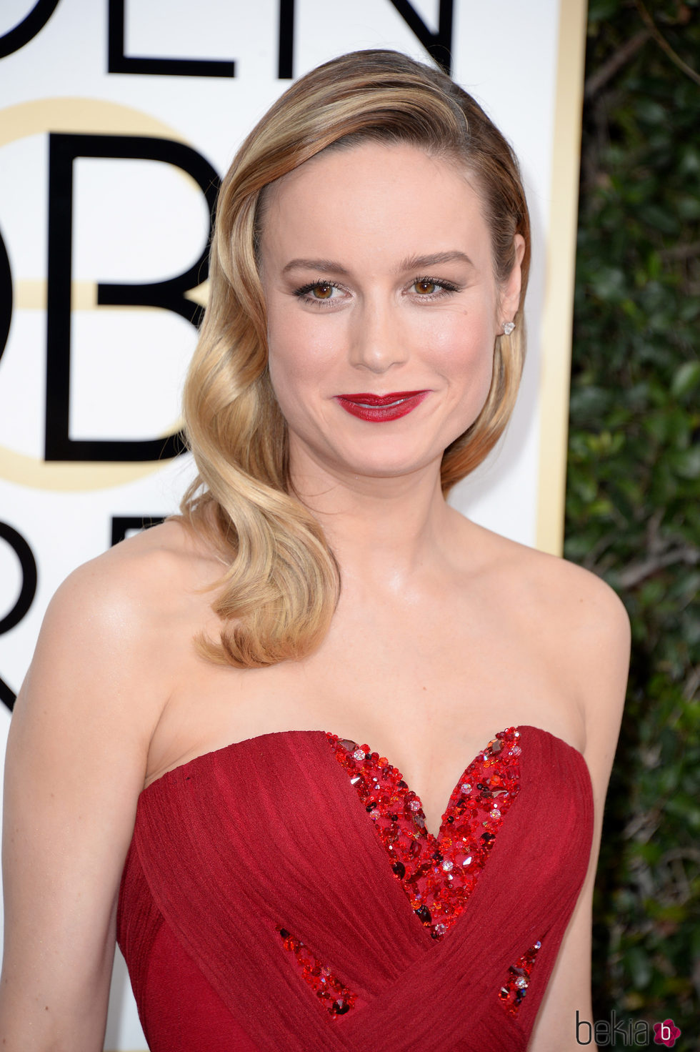 Brie Larson con ondas al estilo old Hollywood