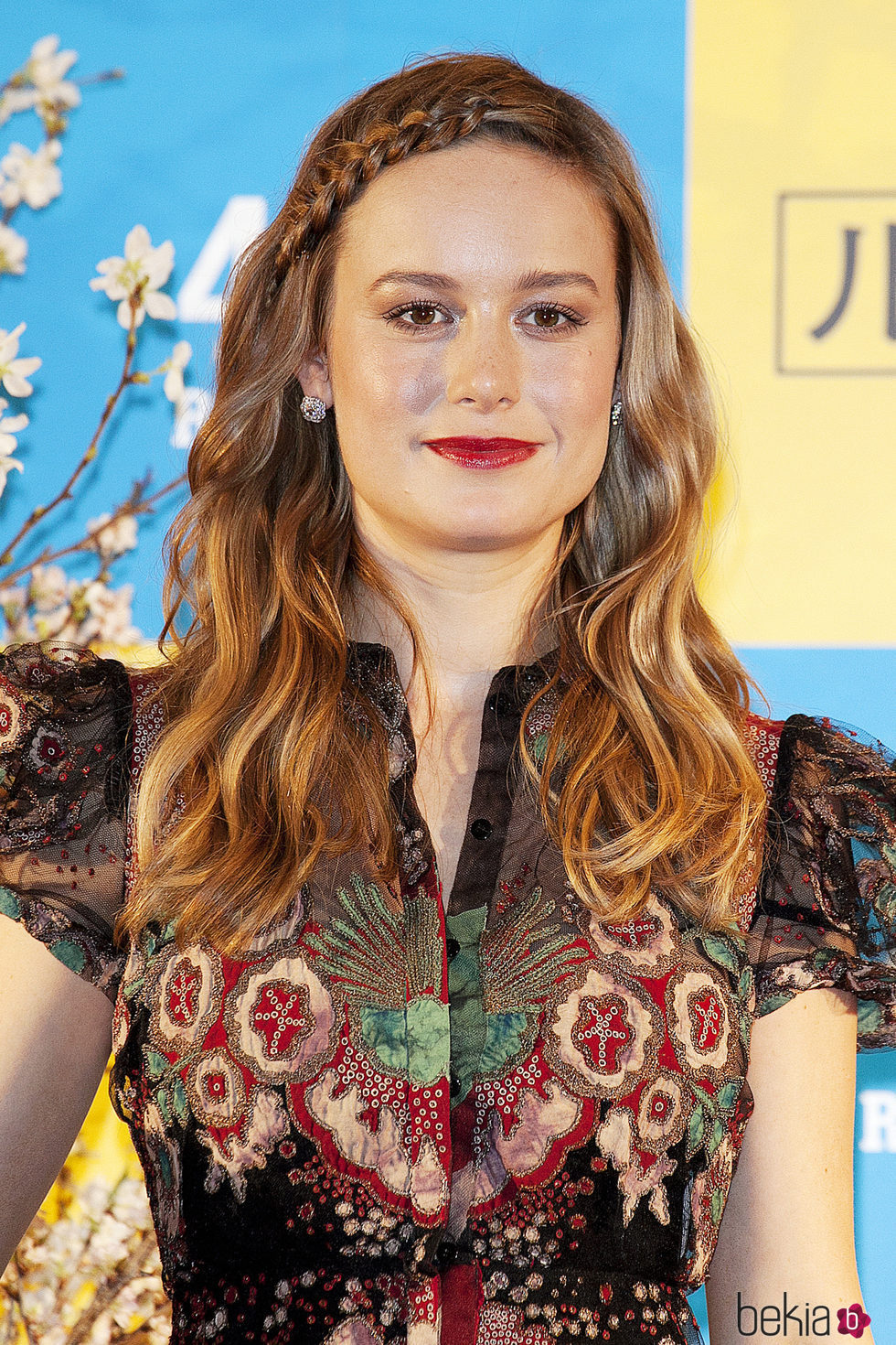 Brie Larson con una trenza a modo de diadema