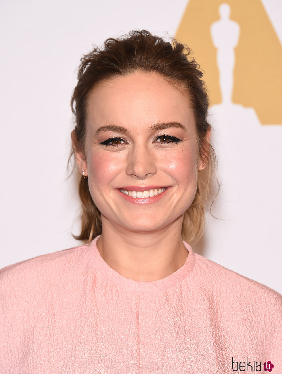 Brie Larson con coleta casual