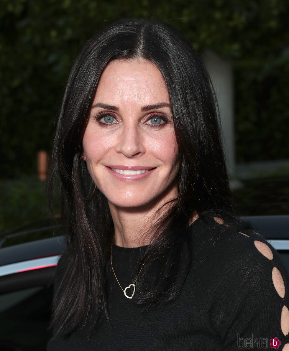 Courteney Cox con un look de ojos en tonos rosados