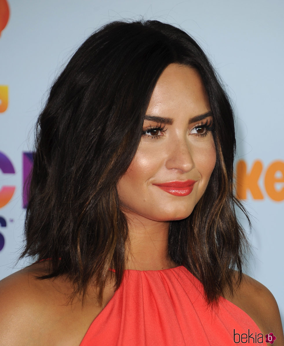 Demi Lovato apuesta por el color coral