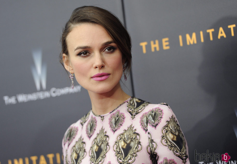 Keira Knightley con recogido y raya a un lado