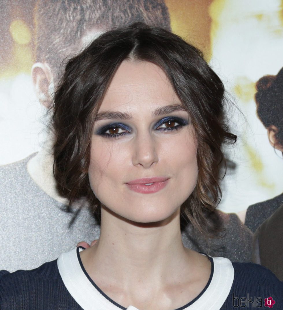 Keira Knightley con recogido y mechones ondulados