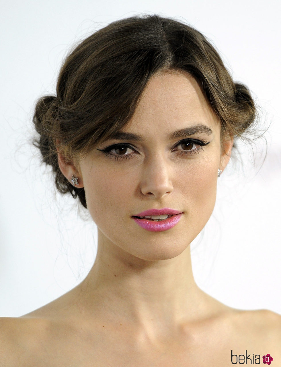 Keira Knightley luce un original recogido