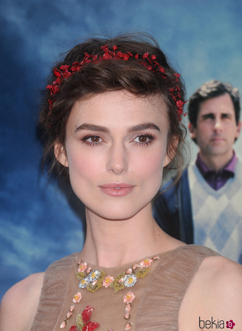 Keira Knightley con corona de flores roja