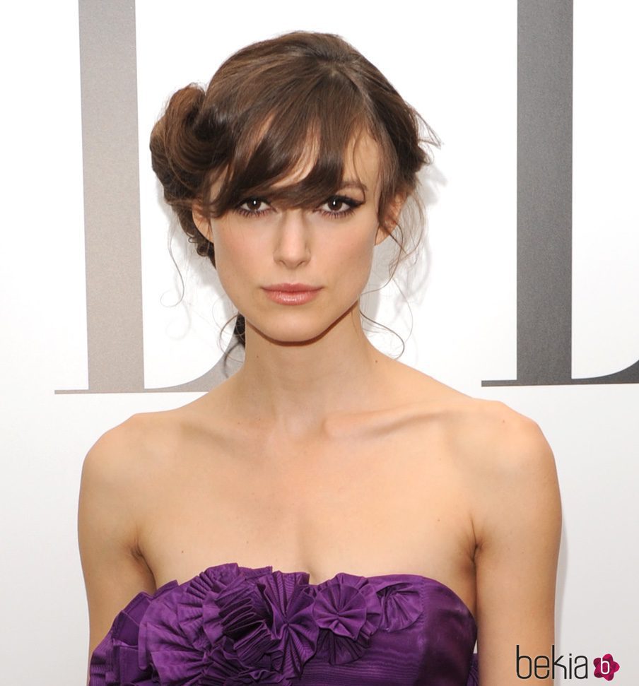 Keira Knightley con recogido y flequillo