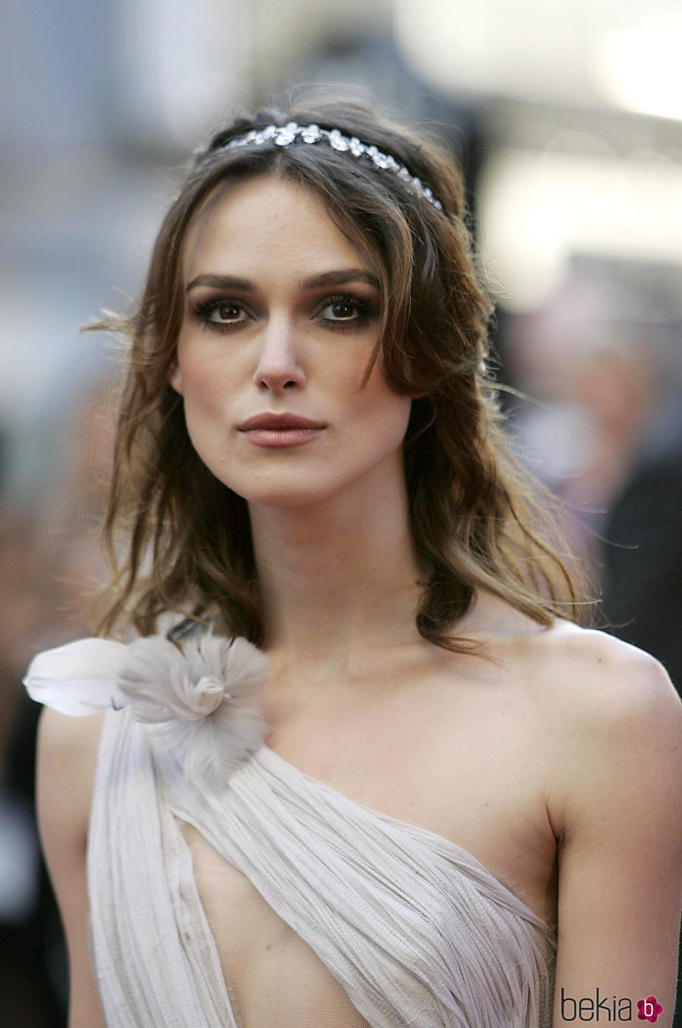 Keira Knightley luce un accesorio de pedrería en su pelo