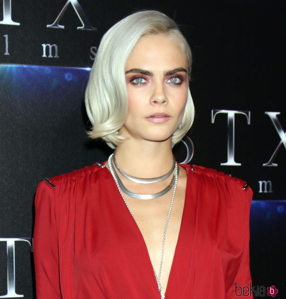 Cara Delevingne con pelo de color plata