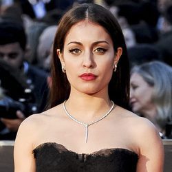 Hiba Abouk con melena extra lisa y maquillaje sofisticado