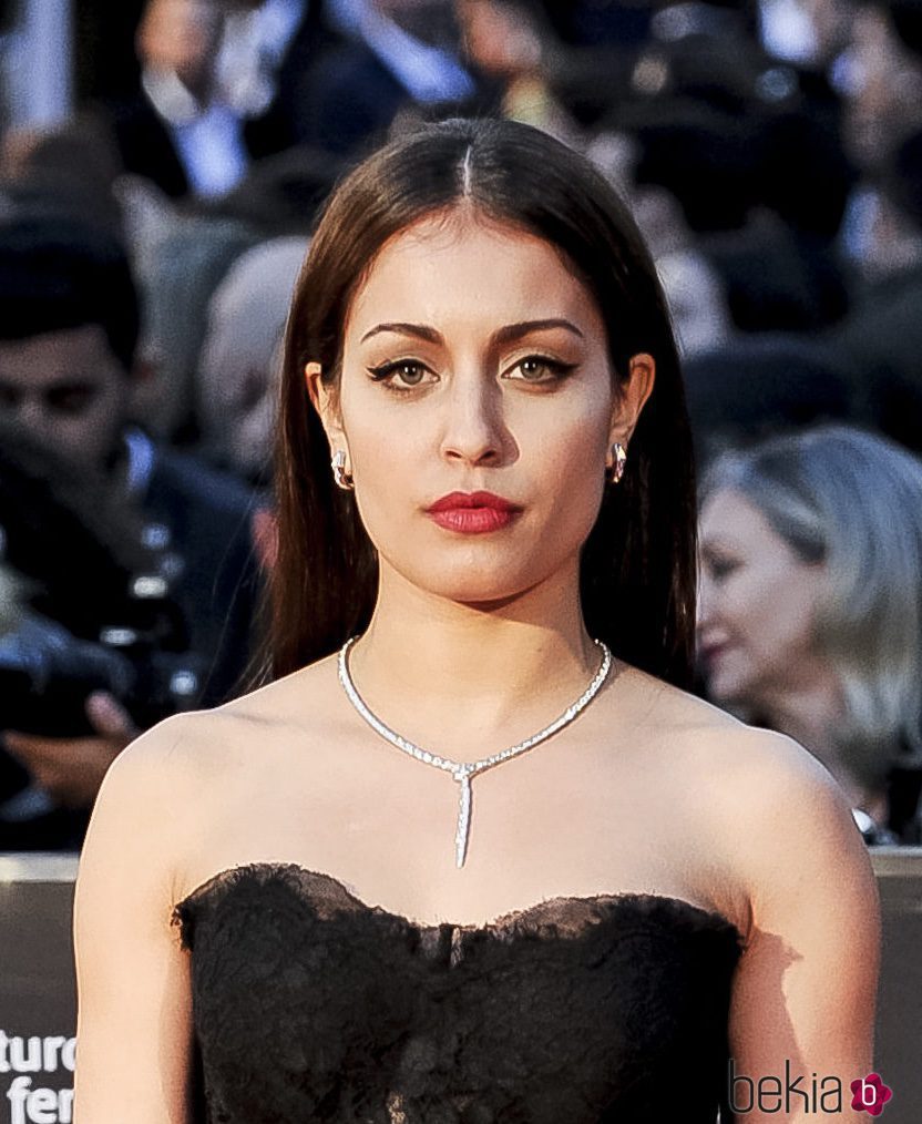 Hiba Abouk con melena extra lisa y maquillaje sofisticado