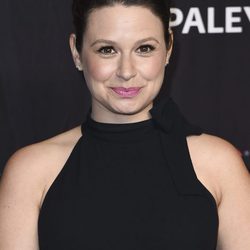 Katie Lowes luce un recogido con volumen