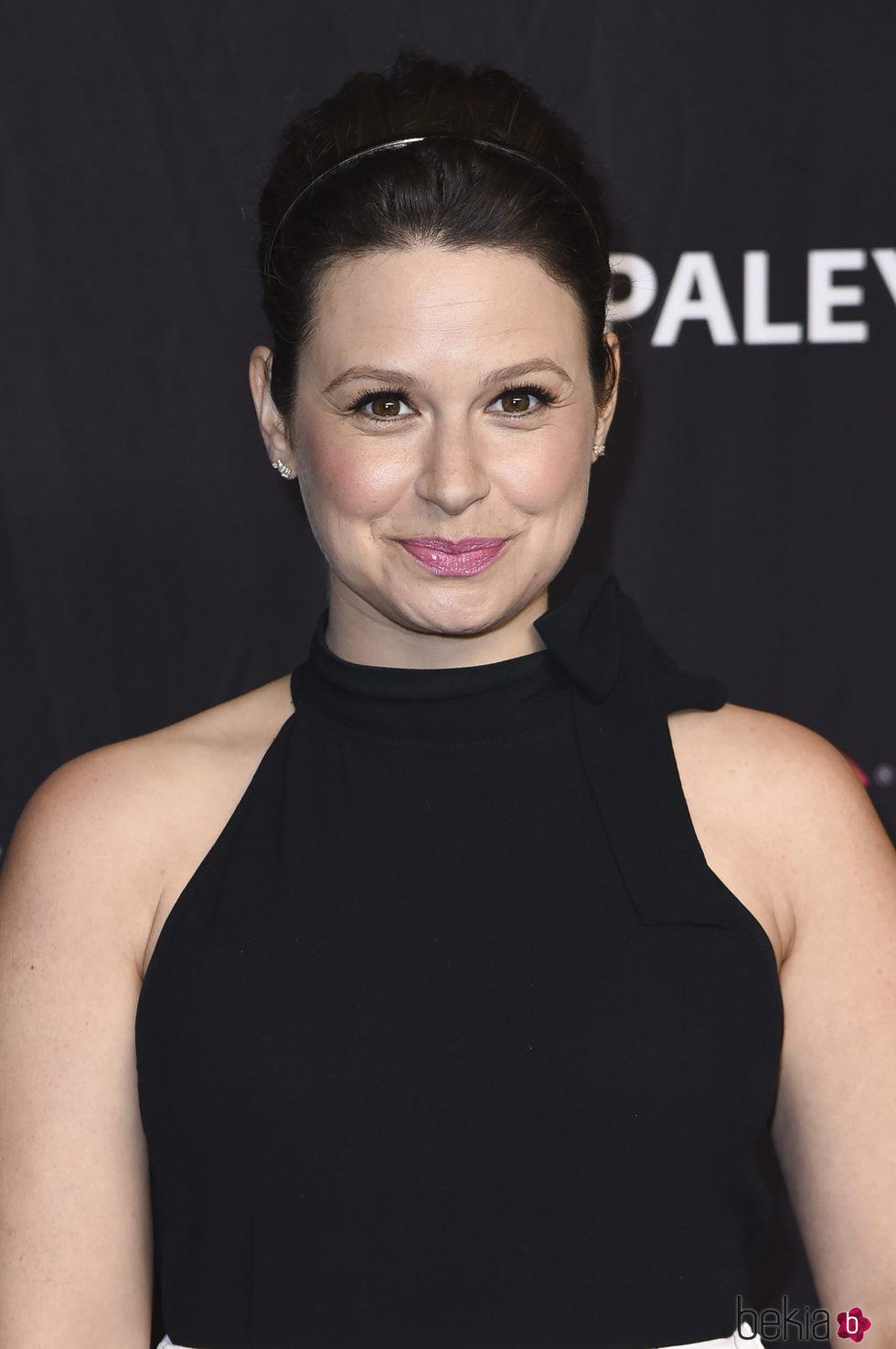 Katie Lowes luce un recogido con volumen