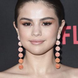 Selena Gómez con sombra de ojos en tonos anaranjados