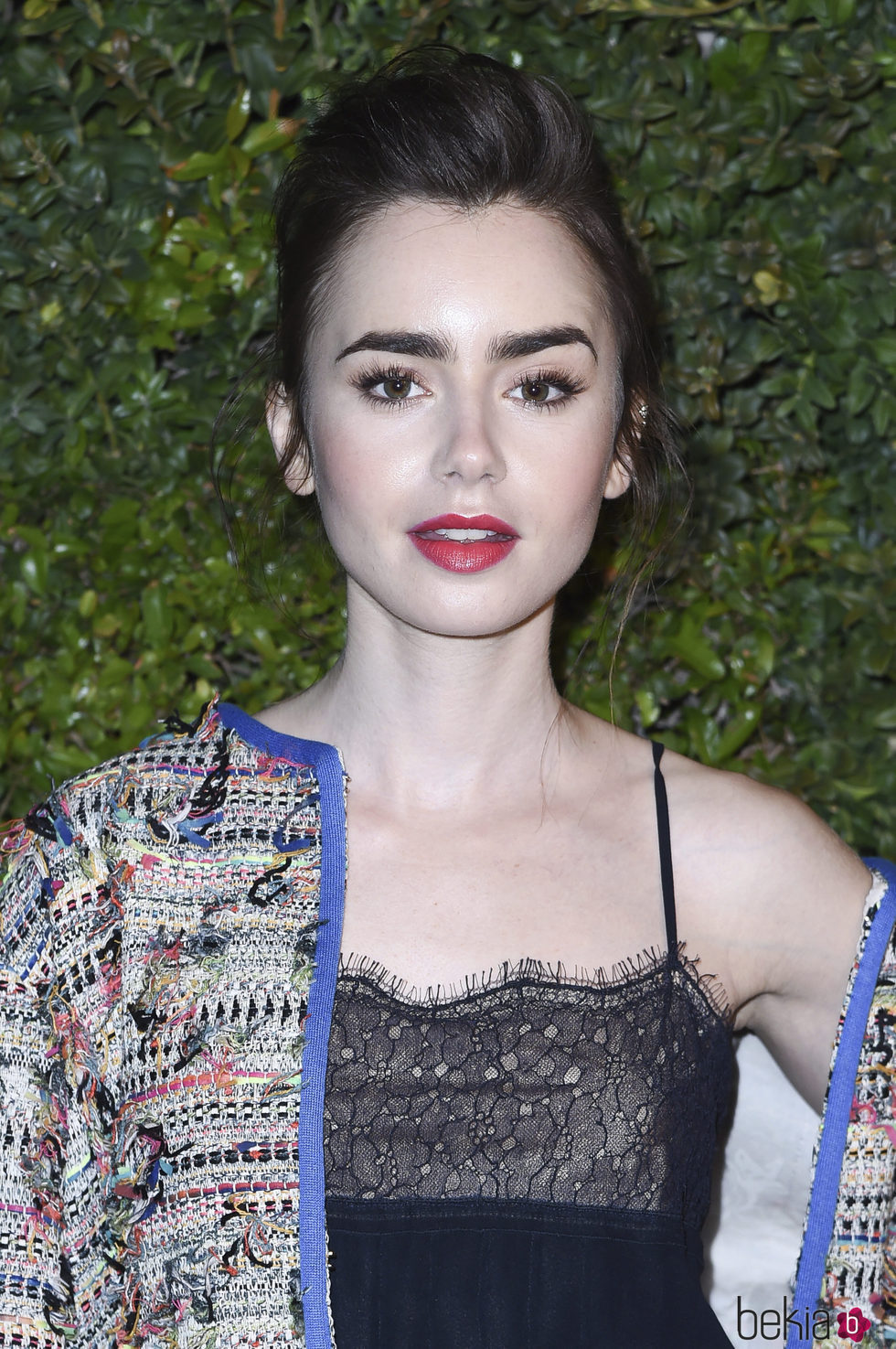 Lily Collins con recogido