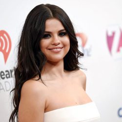 Selena Gomez apuesta por un smokey eye para dar profundidad a su mirada