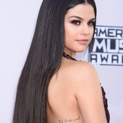 Selena Gomez aporta relieve a su rostro aplicando iluminador en los pómulos