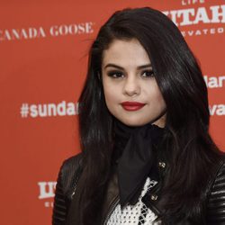 Selena Gomez complementa su maquillaje con un labial de color rojo