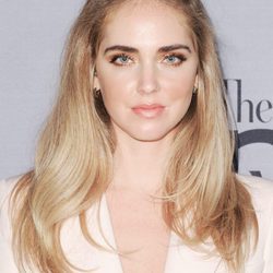 Chiara Ferragni con semirecogido adornado por un lazo