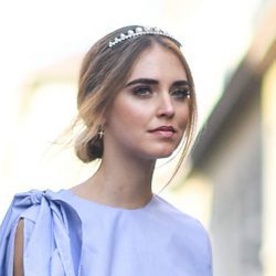 Chiara Ferragni luce una corona como accesorio para su peinado