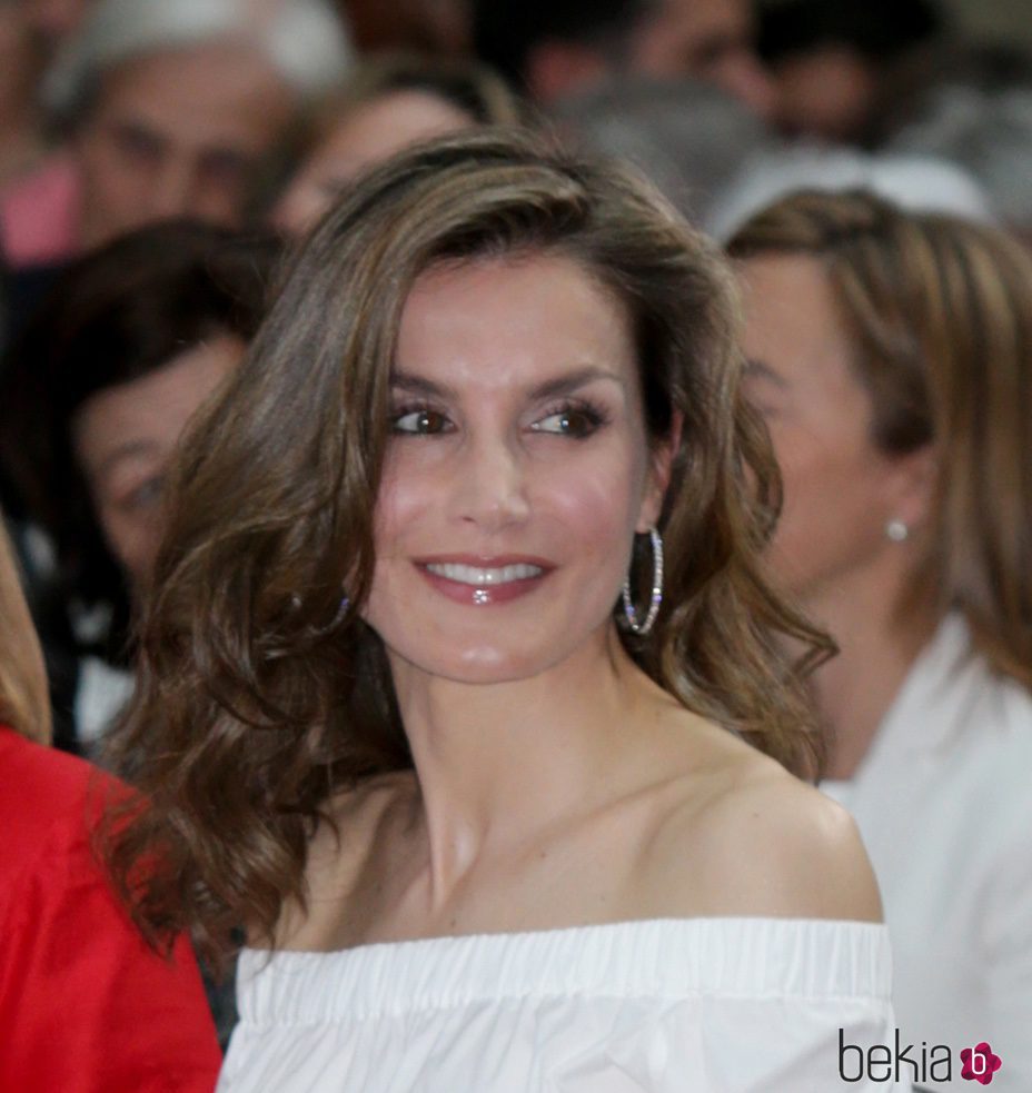 La Reina Letizia con el pelo suelto y ondulado