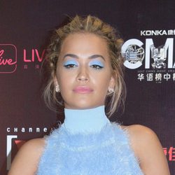 Rita Ora con sombras azules