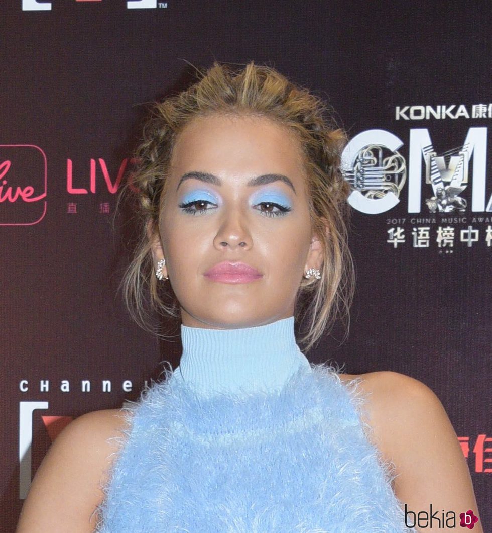 Rita Ora con sombras azules