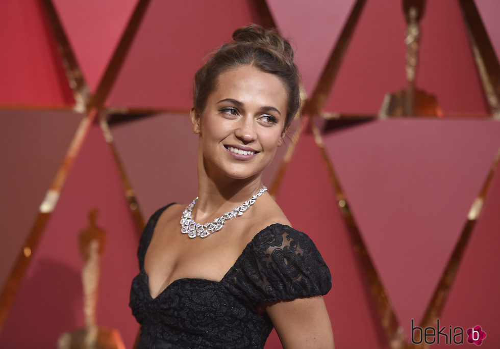 Alicia Vikander con moño alto desenfadado