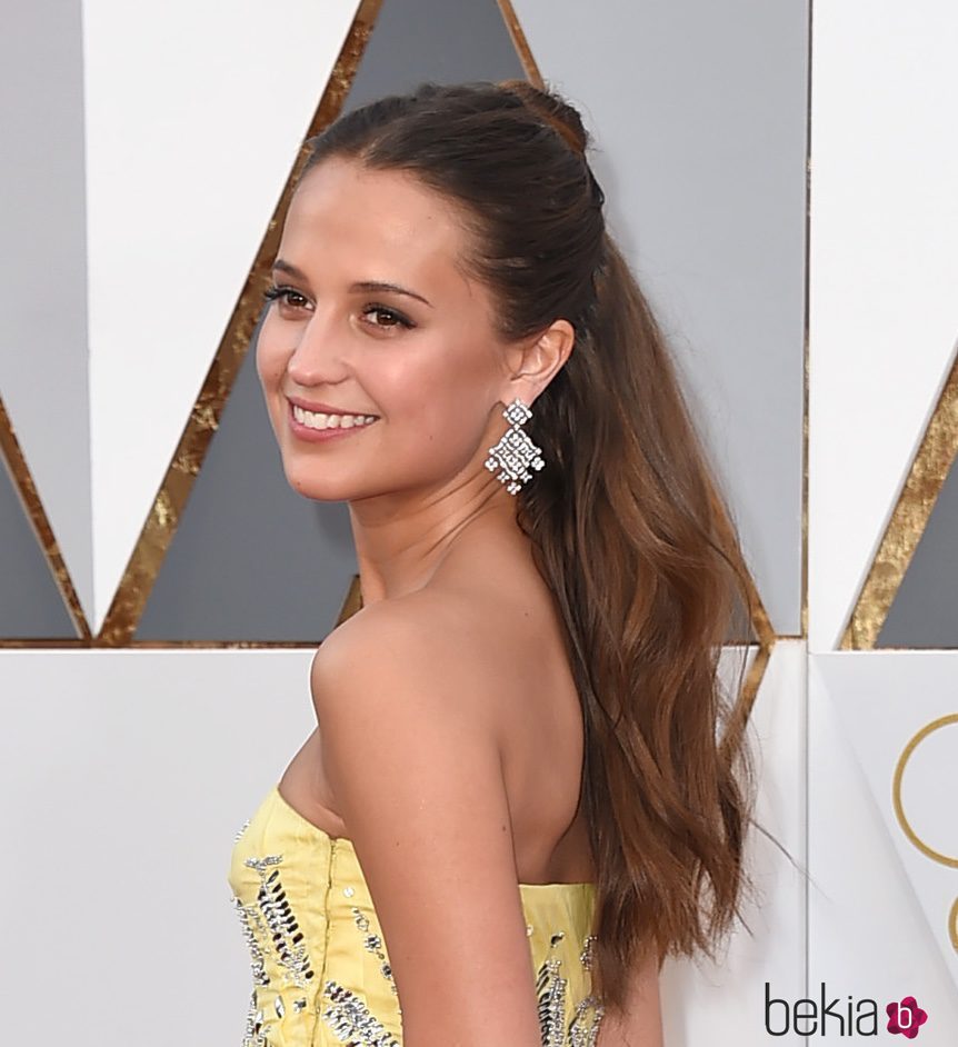 Alicia Vikander luce un semirecogido con moño