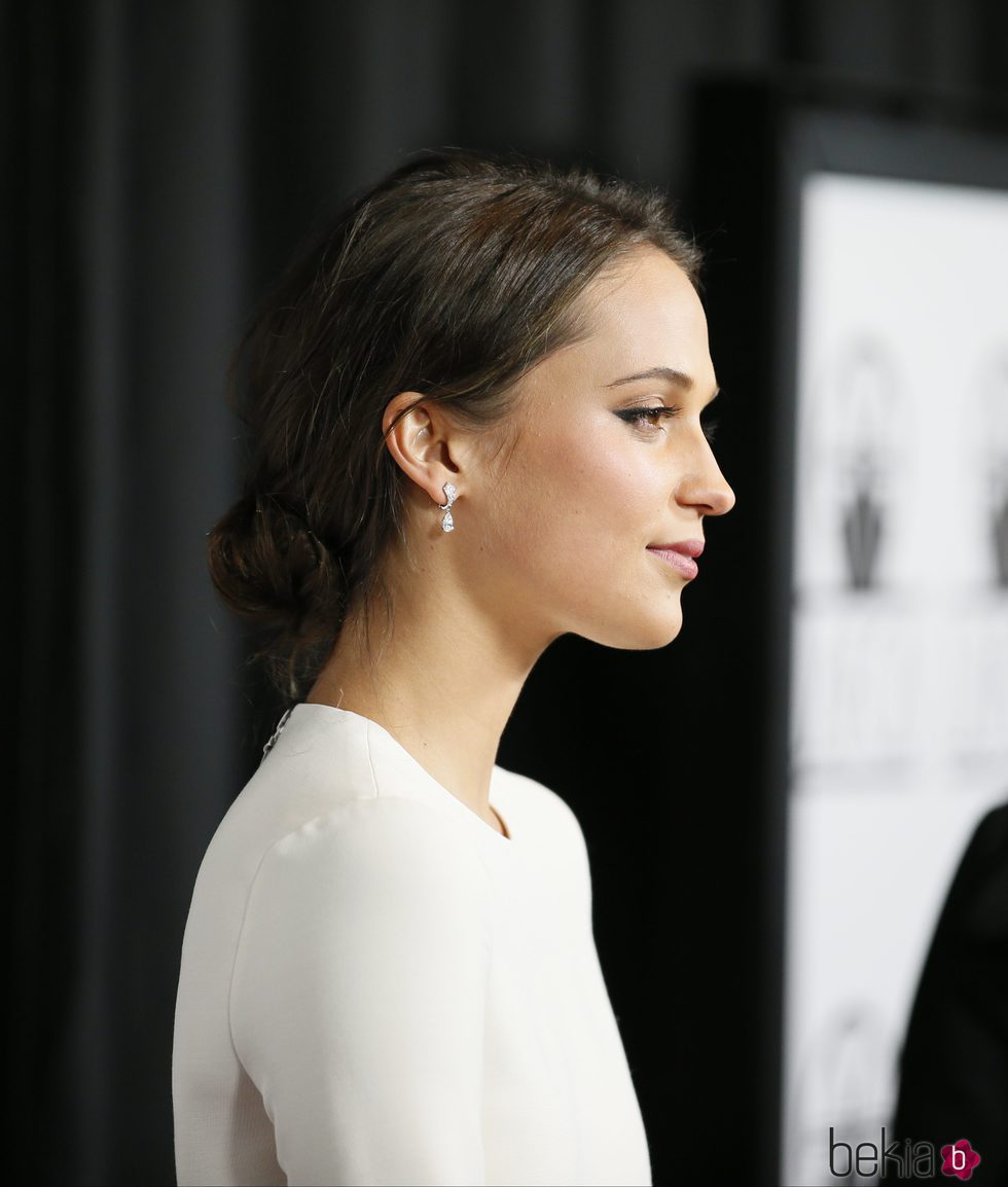 Alicia Vikander con moño bajo