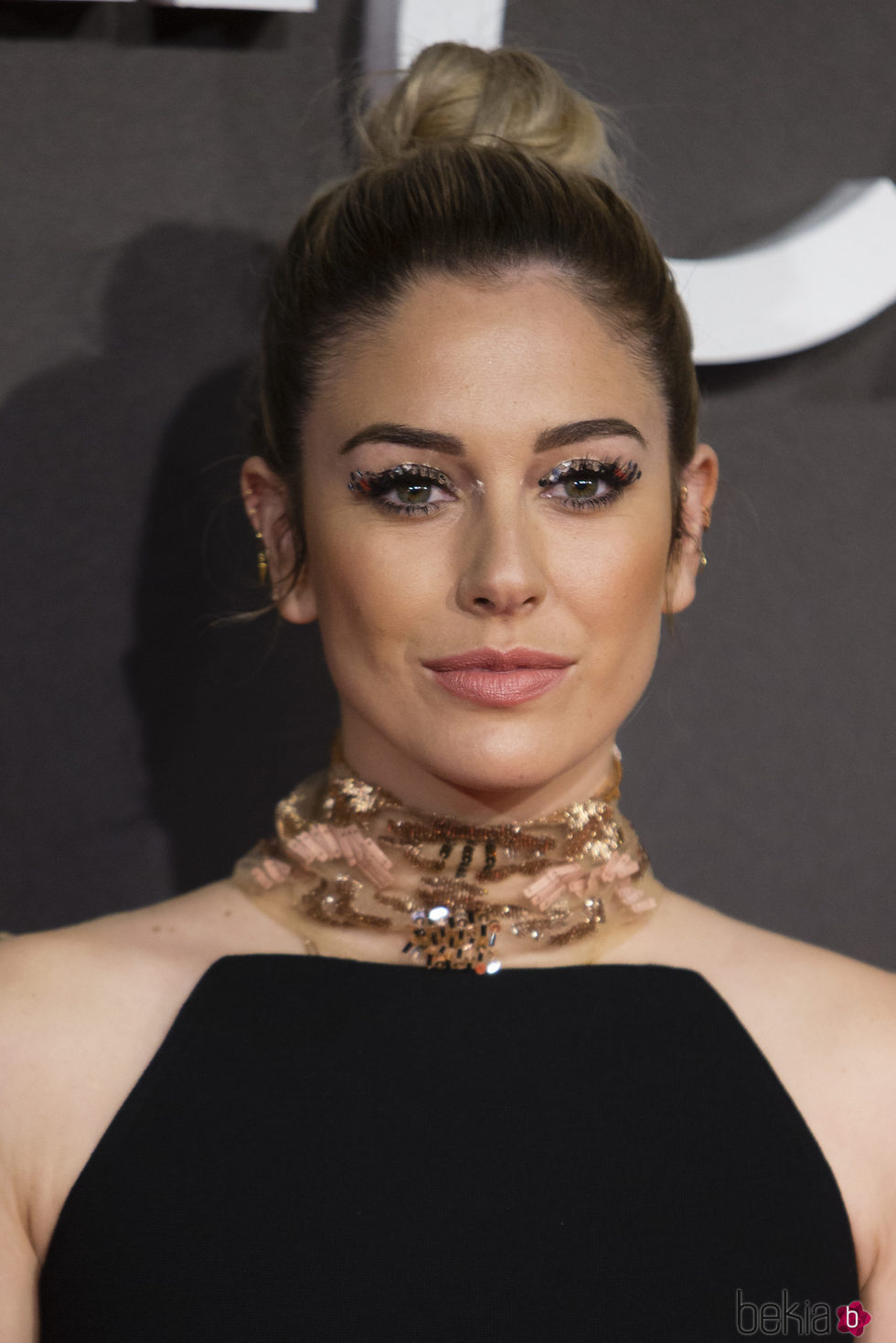 Blanca Suárez con recogido y sombras glitter