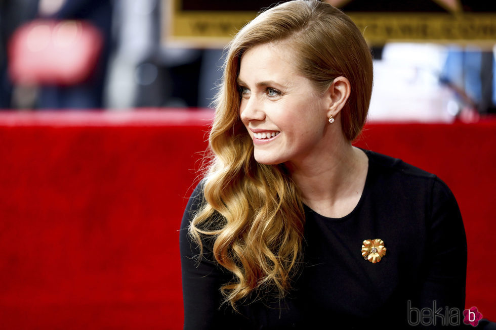 Amy Adams opta por un peinado con ondas marcadas