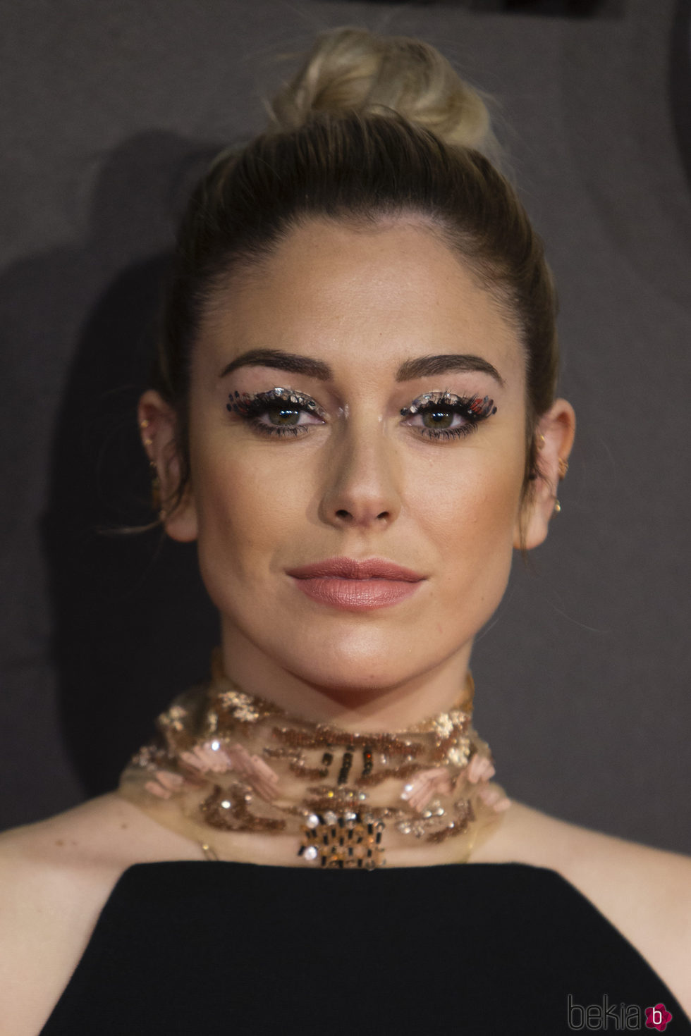 Blanca Suárez da color a su rostro con polvos bronceadores