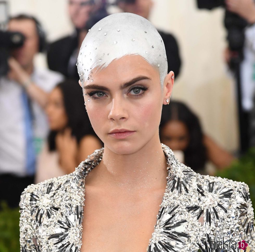 Cara Delevingne con el pelo plateado en la Met