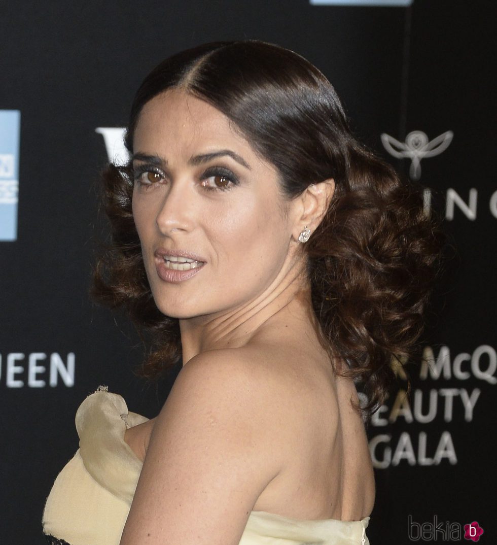 Salma Hayek con pelo rizado partido en dos