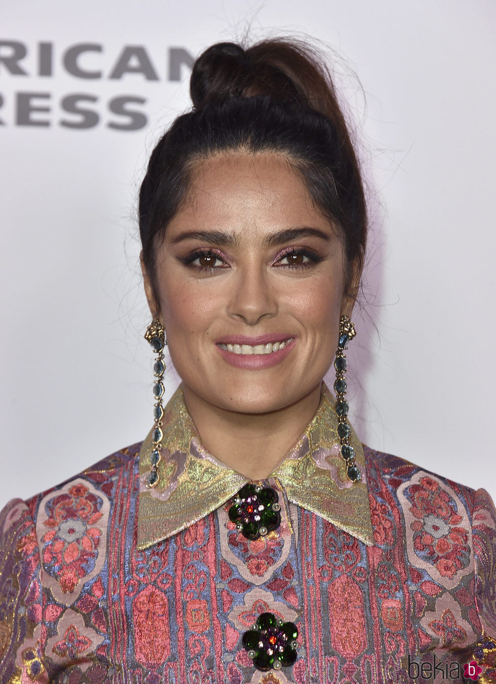 Salma Hayek con moño alto