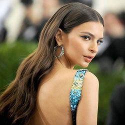 Emily Ratajkowski con pelo ondulado y maquillaje en tonos azules