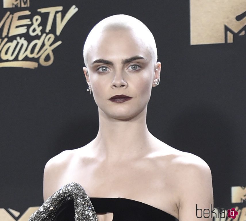 Cara Delevingne con la cabeza rapada