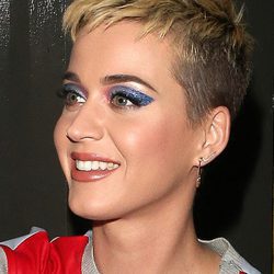 Katy Perry opta por un gloss marrón