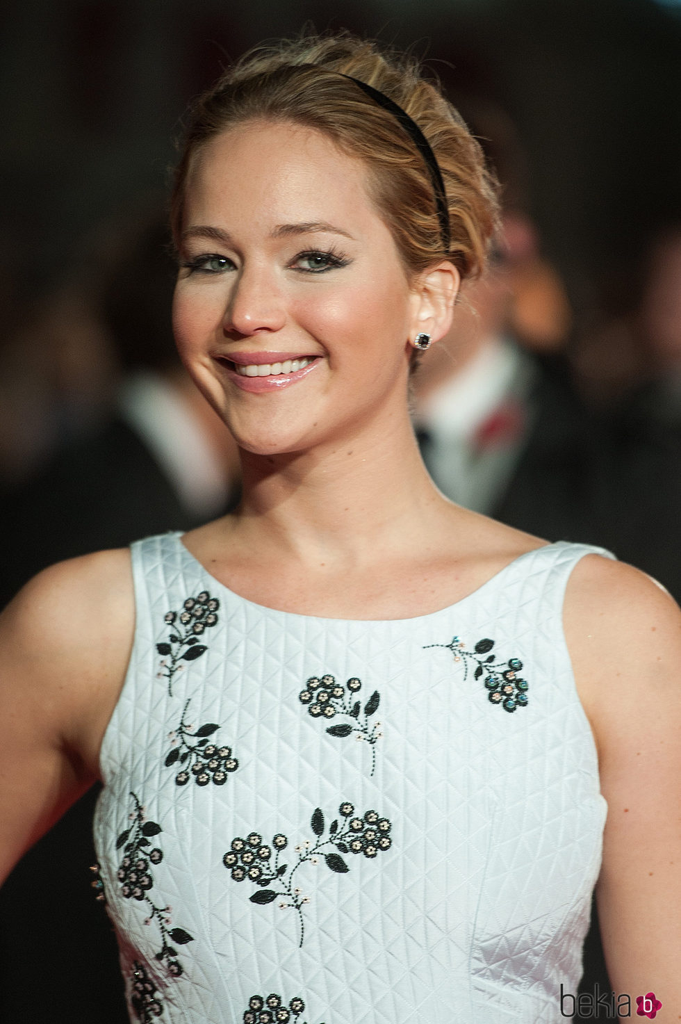 Jennifer Lawrence con cabello corto y diadema