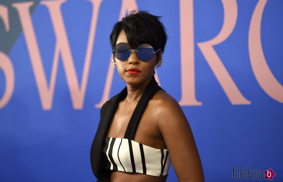 Janelle Monáe con una gafas redondas