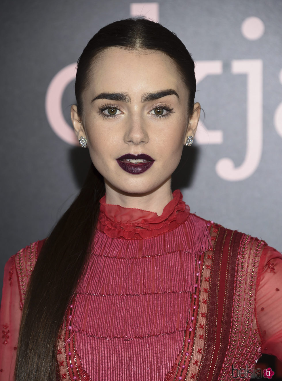 Lily Collins con un make up de vampiresa