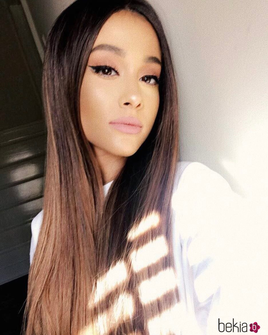 Ariana Grande complementa su look con unos labios mate rosados