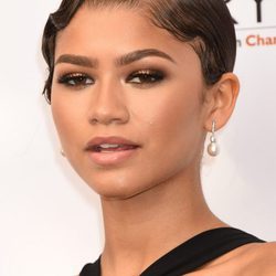 Zendaya apuesta por un ahumado de ojos en tonos dorados