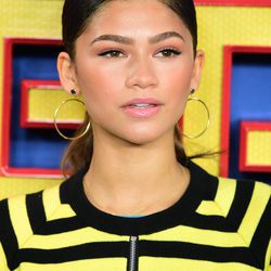 Zendaya define y fija sus cejas