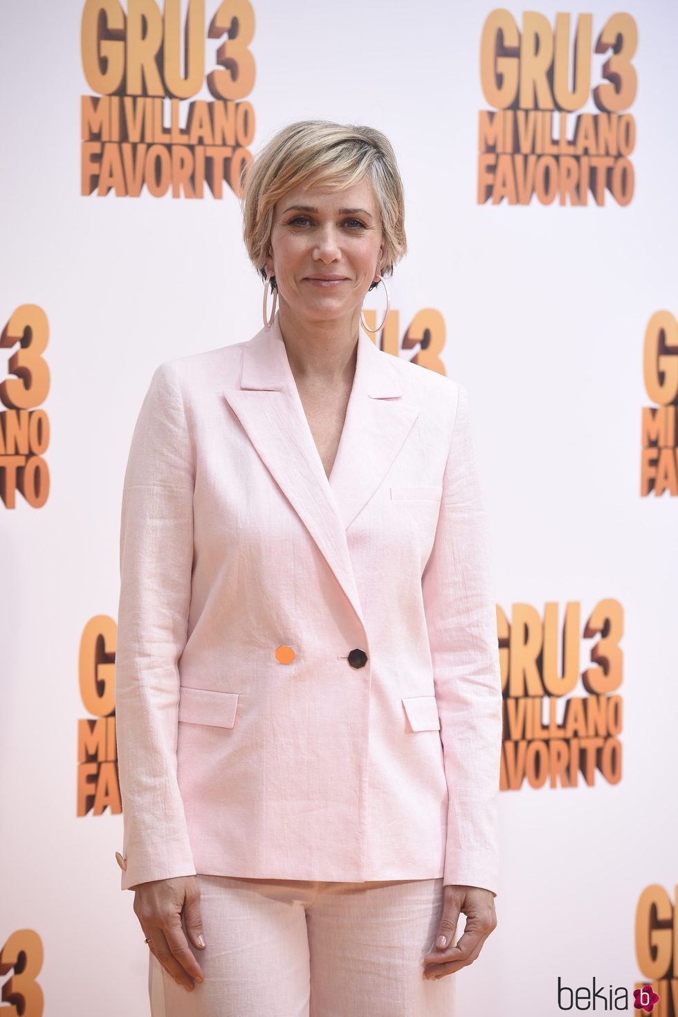 Kristen Wiig con maquillaje nude y corte pixie