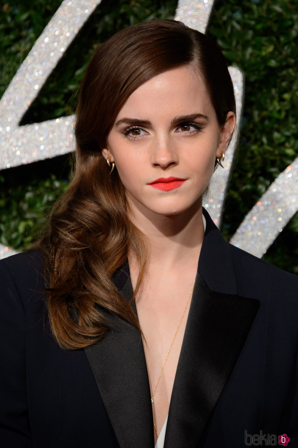 Emma Watson con el cabello ondulado a un lado