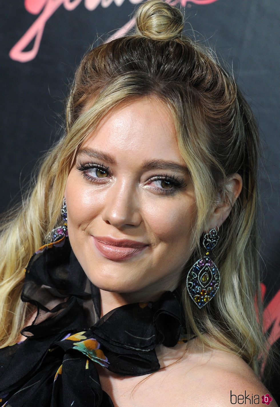 Hilary Duff con un peinado con un moño alto